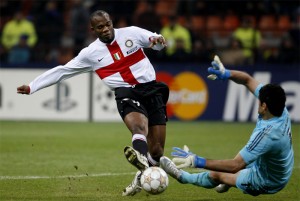 INTERNATIONAL FOOTBALL CHAMPIONS LEAGUE 2007-2008 FC INTER-FENERBACHE 3-0 ( S.Siro Stadium Milano Italy ) DAVIS SUAZO (Inter) ON ACTION DURING THE MATCH WITH DEMIREL (Fenerb) Golkeeper