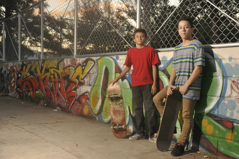 Angel Martínez (15) y Harrison Martínez (17), jóvenes promesas del skate.