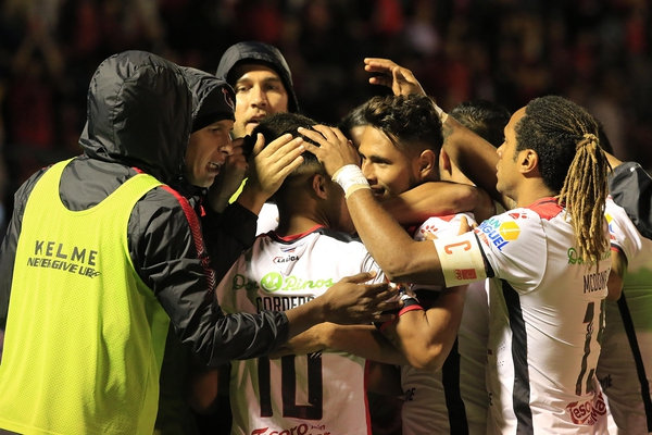 Resultado de imagen para gol alajuelense roger rojas