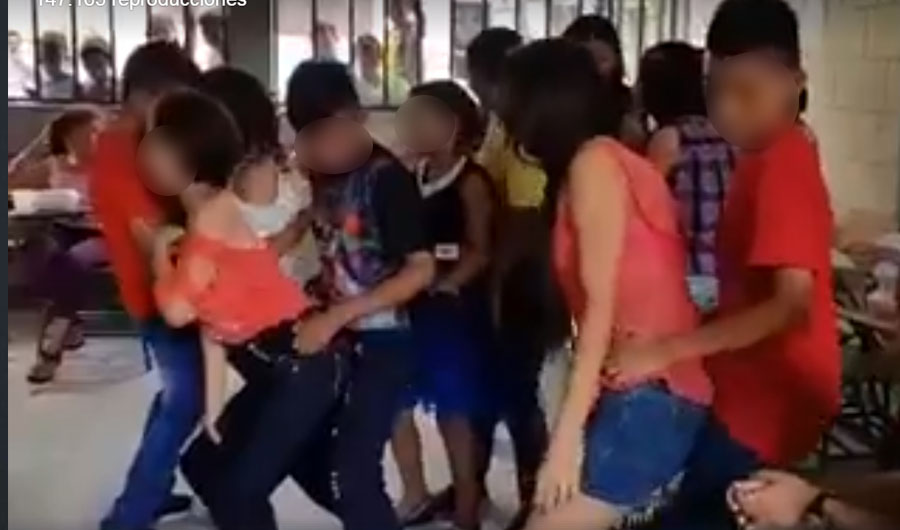 *Estupidez Con Perreos Celebran El Día Del Niño En Escuela De Puerto.